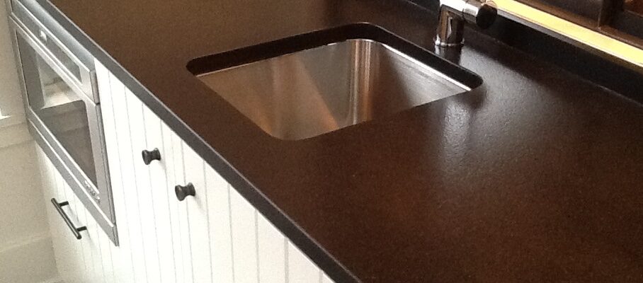 4 inch granite backsplash behind kitchen countertop